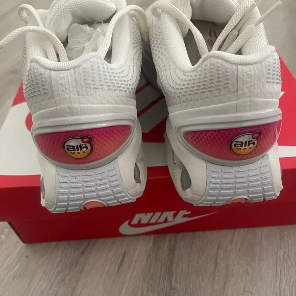 NIKE Women's Air Max DN Shoes - SIZE 8 - NEW - Picture 4 of 7